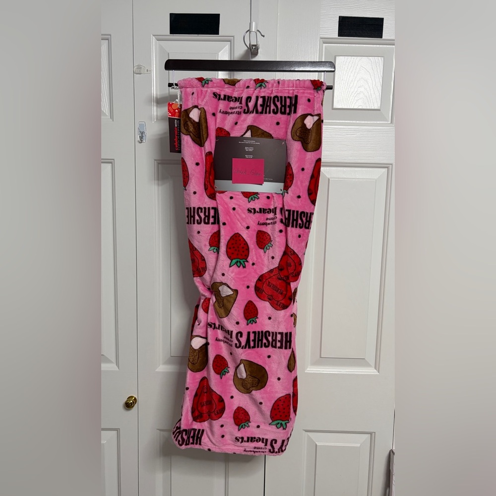 Hershey's Pink Strawberry Creme Hearts Fleece Throw Blanket - Picture 4 of 8
